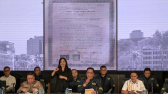 Direktur Tindak Pidana Umum (Dirtipidum) Bareskrim Polri Brigjen Pol. Djuhandhani Rahardjo Puro (keempat kanan) bersama Karopenmas Divisi Humas Polri Brigjen Pol Trunoyudo Wisnu Andiko (kedua kiri), dan Kepala Pusat Laboratorium Forensik (Kapuslabfor) Bareskrim Polri Brigjen Pol. Sudjarwoko (kedua kanan) memberikan keterangan saat konferensi pers tentang hasil penyelidikan pengaduan masyarakat tentang dugaan tindak pidana terkait ijazah Presiden ke-7 RI Joko Widodo di Bareskrim Mabes Polri, Jakarta, Kamis (22/5/2025). [ANTARA FOTO/Fauzan/tom]