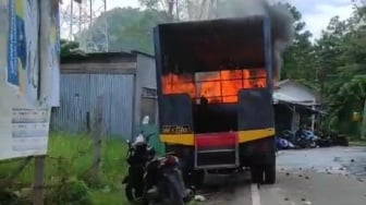 Demo Mahasiswa Universitas Cenderawasih Tolak Kenaikan UKT Ricuh, 4 Polisi Terluka dan Truk Dibakar