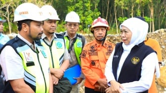 Khofifah Turun Tangan Langsung! Pencarian Korban Longsor Trenggalek Dipercepat dengan Anjing Pelacak