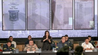 Direktur Tindak Pidana Umum (Dirtipidum) Bareskrim Polri Brigjen Pol. Djuhandhani Rahardjo Puro (keempat kanan) bersama Karopenmas Divisi Humas Polri Brigjen Pol Trunoyudo Wisnu Andiko (ketiga kiri), dan Kepala Pusat Laboratorium Forensik (Kapuslabfor) Bareskrim Polri Brigjen Pol. Sudjarwoko (kedua kanan) memberikan keterangan saat konferensi pers tentang hasil penyelidikan pengaduan masyarakat tentang dugaan tindak pidana terkait ijazah Presiden ke-7 RI Joko Widodo di Bareskrim Mabes Polri, Jakarta, Kamis (22/5/2025). [ANTARA FOTO/Fauzan/tom]