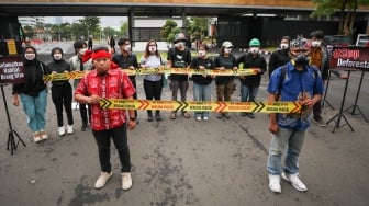Sejumlah aktivis lingkungan menggelar aksi demonstrasi di Kompleks Parlemen DPR RI, Senayan, Jakarta, Jumat (23/5/2025). [Suara.com/Alfian Winanto]
