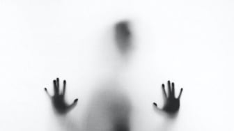 Teror Wanita Berbaju Putih dan 40 Hantu di Dalam Kamar
