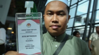 Seorang warga negara Indonesia (WNI) yang tinggal di Muscat, Yaman Selatan, menunjukan tanda pengenal setibanya di Terminal 3 Bandara Soekarno-Hatta, Tangerang, Banten, Kamis (22/5/2025). [ANTARA FOTO/Muhammad Iqbal/Spt]