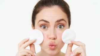 7 Rekomendasi Exfoliating Pad yang Ampuh Angkat Sel Kulit Mati, Bikin Wajah Mulus & Cerah