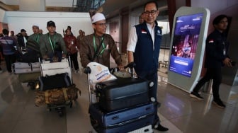 Sejumlah warga negara Indonesia (WNI) yang tinggal Muscat, Yaman Selatan, didampingi Direktur Perlindungan WNI Judha Nugraha (kanan) berjalan keluar terminal setibanya di Terminal 3 Bandara Soekarno-Hatta, Tangerang, Banten, Kamis (22/5/2025). [ANTARA FOTO/Muhammad Iqbal/Spt]