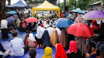 Warga saat mengikuti acara Manggarai Bershalawat di Manggarai, Jakarta, Jumat (23/5/2025). [Suara.com/Alfian Winanto]