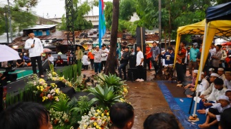 Warga saat mengikuti acara Manggarai Bershalawat di Manggarai, Jakarta, Jumat (23/5/2025). [Suara.com/Alfian Winanto]