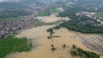 Foto udara lahan pertanian yang terendam banjir di Kecamatan Panumbangan, Kabupaten Ciamis, Jawa Barat, Kamis (22/5/2025). [ANTARA FOTO/Adeng Bustomi/Spt]
