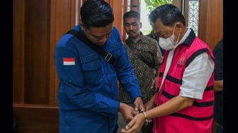 Petugas Kejaksaan membuka borgol terdakwa kasus dugaan korupsi pengelolaan tata niaga komoditas timah di wilayah Izin Usaha Pertambangan (IUP) PT Timah, Hendry Lie (kanan) saat akan menjalani sidang dengan agenda pembacaan tuntutan di Pengadilan Tipikor, Jakarta, Kamis (22/5/2025). [ANTARA FOTO/Muhammad Adimaja/Spt]