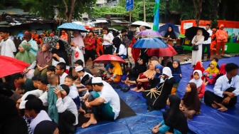 Warga saat mengikuti acara Manggarai Bershalawat di Manggarai, Jakarta, Jumat (23/5/2025). [Suara.com/Alfian Winanto]
