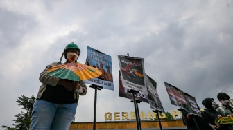 Sejumlah aktivis lingkungan menggelar aksi demonstrasi di Kompleks Parlemen DPR RI, Senayan, Jakarta, Jumat (23/5/2025). [Suara.com/Alfian Winanto]
