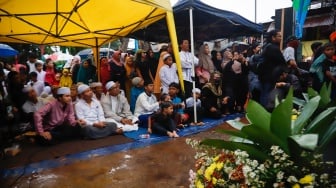 Warga saat mengikuti acara Manggarai Bershalawat di Manggarai, Jakarta, Jumat (23/5/2025). [Suara.com/Alfian Winanto]