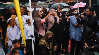 Warga saat mengikuti acara Manggarai Bershalawat di Manggarai, Jakarta, Jumat (23/5/2025). [Suara.com/Alfian Winanto]