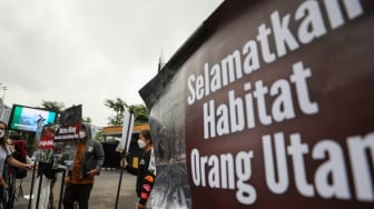 Sejumlah aktivis lingkungan menggelar aksi demonstrasi di Kompleks Parlemen DPR RI, Senayan, Jakarta, Jumat (23/5/2025). [Suara.com/Alfian Winanto]
