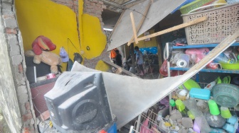 Dua anak berjalan di dalam rumah yang rusak terdampak gempa bumi berkekuatan magnitudo 6,3 di Kota Bengkulu, Bengkulu, Jumat (23/5/2025). [ANTARA FOTO/Muhammad Izfaldi/Lmo/rwa]