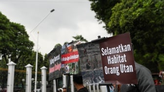 Sejumlah aktivis lingkungan menggelar aksi demonstrasi di Kompleks Parlemen DPR RI, Senayan, Jakarta, Jumat (23/5/2025). [Suara.com/Alfian Winanto]
