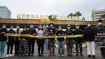 Sejumlah aktivis lingkungan menggelar aksi demonstrasi di Kompleks Parlemen DPR RI, Senayan, Jakarta, Jumat (23/5/2025). [Suara.com/Alfian Winanto]
