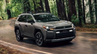 Strategi Agresif Toyota Bendung Dominasi BYD dengan Luncurkan RAV4 PHEV Lebih Cepat