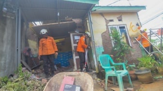 Petugas SAR Bengkulu memasang garis pembatas pada rumah yang rusak pascagempa bumi berkekuatan magnitudo 6,3 di Kota Bengkulu, Bengkulu, Jumat (23/5/2025). [ANTARA FOTO/Muhammad Izfaldi/Lmo/rwa]