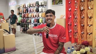 Shayne Pattynama Sudah di Bali, Kepergok Masuk Toko Sandal Jelang TC Timnas Indonesia