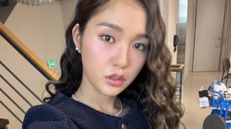 4 Mix and Match Dua Warna ala Mimi OH MY GIRL, Bikin OOTD Makin Stylish!