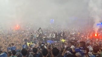 Erick Thohir Sentil Bobotoh yang Nyalakan Flare di Momen Persib Juara