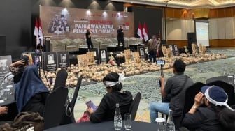 Soeharto Bukan Pahlawan! Aktivis 98 Tolak Gelar Pemberian Gelar dengan Tengkorak di Panggung