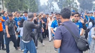 Bandung Lautan Bobotoh: Pawai Persib Juara, Dedi Mulyadi Kutangan