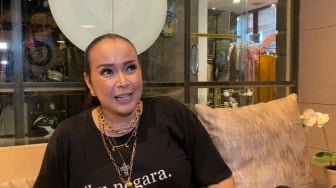 Jennifer Ipel Adopsi Bayi di Usia 54 Tahun! Ini Kisah Pilu Di Baliknya