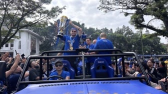 Bandung Membiru! Puluhan Ribu Bobotoh Pawai Persib Bandung Juara Liga 1
