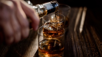 Izin Cuma Dagang Umum Tapi Jual Miras, Outlet 'HMI' di Jakarta Barat Kena Segel Petugas