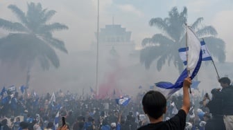 Bobotoh menyalakan suar saat perayaan keberhasilan Persib menjuarai Liga 1 di halaman Gedung Sate, Bandung, Jawa Barat, Minggu (25/5/2025).[ANTARA FOTO/Raisan Al Farisi/tom]