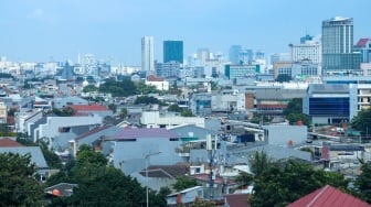 Suasana pemandangan kepadatan Kota Jakarta, pada Senin (26/5/2025). [Suara.com/Alfian Winanto] 