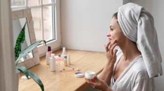 Banyak Bahaya Tersembunyi, Ini 5 Alasan Wajib Pakai Sunscreen di Dalam Ruangan