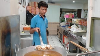 Karyawan Ayam Goreng Widuran Blak-blakan Soal Non Halal, Kremesnya Digoreng Pakai...