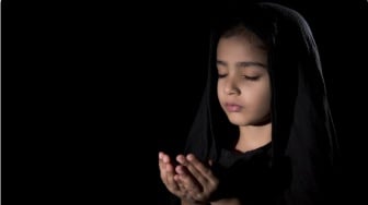 6 Amalan Anak untuk Orang Tua yang Sudah Meninggal, Pahala Terus Mengalir
