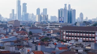 Suasana pemandangan kepadatan Kota Jakarta, pada Senin (26/5/2025). [Suara.com/Alfian Winanto] 
