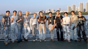 SEVENTEEN Tampil Spektakuler di Jamsu Bridge Rayakan 10 Tahun Debut