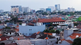 Suasana pemandangan kepadatan Kota Jakarta, pada Senin (26/5/2025). [Suara.com/Alfian Winanto] 