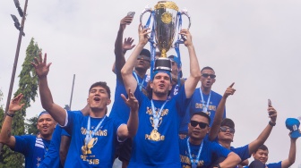 Tim Persib Bandung membawa trofi BRI Liga 1 2024/2025 saat pawai di Jalan Wastukencana, Bandung, Jawa Barat, Minggu (25/5/2025).[ANTARA FOTO/Novrian Arbi/tom]