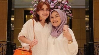 Dihujat Toko Emas Berjalan, Ibunda Ayu Ting Ting: Punya Emas Ya Dipake Dong