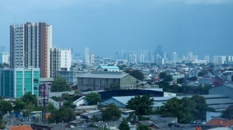 Suasana pemandangan kepadatan Kota Jakarta, pada Senin (26/5/2025). [Suara.com/Alfian Winanto] 