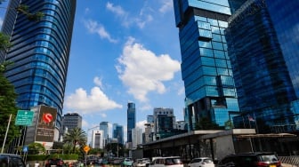Pemandangan langit biru menghiasi Kota Jakarta pada Selasa (27/5/2025). [Suara.com/Alfian Winanto]