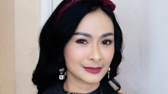 Reaksi Iis Dahlia Nonton Devano Danendra Di-unboxing dalam Film Gowok