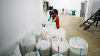 Pekerja mengolah sampah botol plastik di Waste Treatment Plant Gelora Bung Karno, Jakarta, Selasa (27/5/2025). [Suara.com/Alfian Winanto]