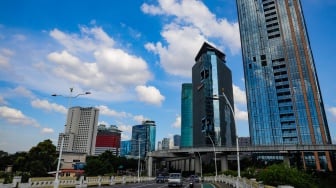 Pemandangan langit biru menghiasi Kota Jakarta pada Selasa (27/5/2025). [Suara.com/Alfian Winanto]
