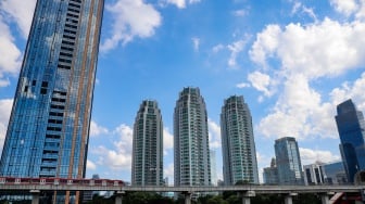 Pemandangan langit biru menghiasi Kota Jakarta pada Selasa (27/5/2025). [Suara.com/Alfian Winanto]