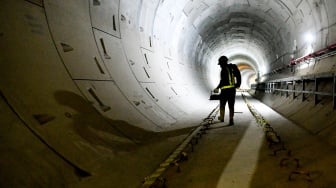 Pekerja berjalan di terowongan MRT Fase 2A Stasiun MRT Thamrin dan Monas di Jakarta, Senin (26/5/2025). [ANTARA FOTO/Muhammad Adimaja/Spt]
