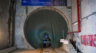 Pekerja berjalan di terowongan MRT Fase 2A Stasiun MRT Thamrin dan Monas di Jakarta, Senin (26/5/2025). [ANTARA FOTO/Muhammad Adimaja/Spt]