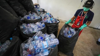 Pekerja memilah sampah botol plastik untuk diolah di Waste Treatment Plant Gelora Bung Karno, Jakarta, Selasa (27/5/2025). [Suara.com/Alfian Winanto]